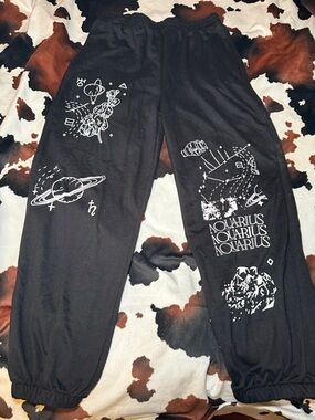 ROMWE Aquarius Black Sweatpants Size Large
